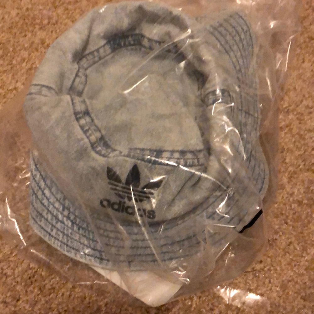 CUTE ADIDAS BUCKET HAT